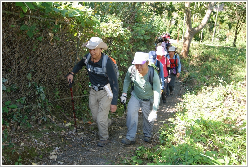 2012-10-07 10-03-57往登山口途中.JPG